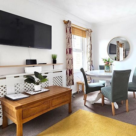 2 Bed Apt W/ Private Parking Close To Town Centre Χάντινγκτον Εξωτερικό φωτογραφία